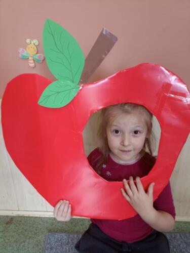 Dzieci-podczas-obchodow-Dnia-Jablka-w-swoich-klasach-3 (1)
