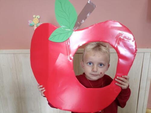 Dzieci-podczas-obchodow-Dnia-Jablka-w-swoich-klasach-4 (1)