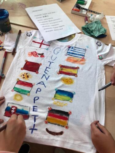 Uczniowie-podczas-Dnia-Jezykow-Obcych-malowanie-koszulek-4