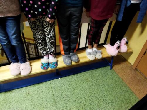 Pantofle-uczniow-podczas-szkolnego-Dnia-Kapcia-1