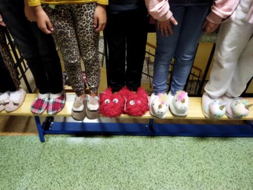Pantofle-uczniow-podczas-szkolnego-Dnia-Kapcia-2