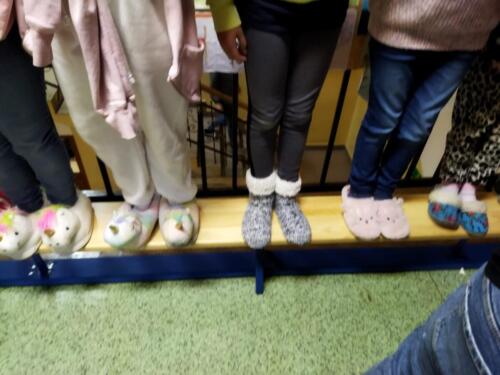 Pantofle-uczniow-podczas-szkolnego-Dnia-Kapcia-3