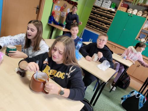 Uczniowie-podczas-picia-herbaty-z-okazji-Dnia-Zimowej-Herbaty-3