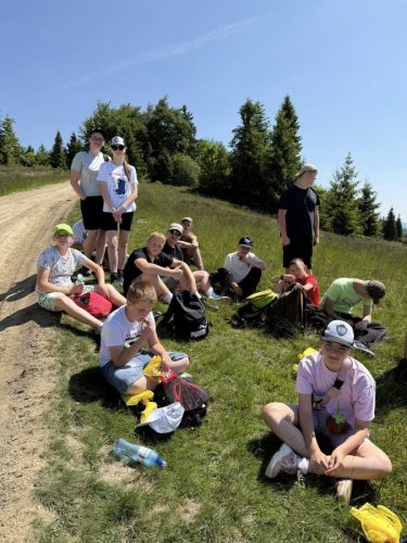 Dzien-Patrona-–-wedrowka-uczniow-klas-IV-VIII-sladami-Jana-Pawla-II-na-Turbacz-19