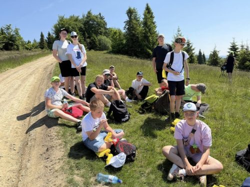 Dzien-Patrona-–-wedrowka-uczniow-klas-IV-VIII-sladami-Jana-Pawla-II-na-Turbacz-22