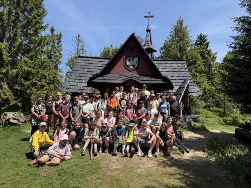 Dzien-Patrona-–-wedrowka-uczniow-klas-IV-VIII-sladami-Jana-Pawla-II-na-Turbacz-25