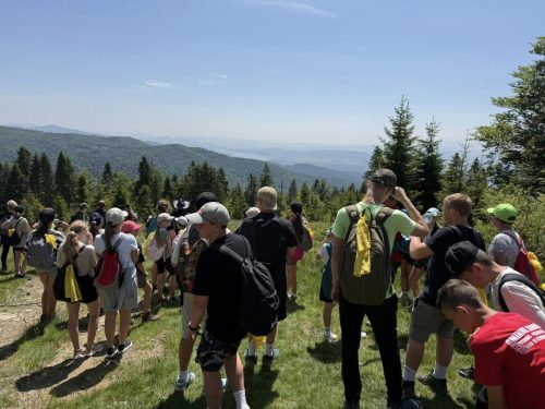 Dzien-Patrona-–-wedrowka-uczniow-klas-IV-VIII-sladami-Jana-Pawla-II-na-Turbacz-26