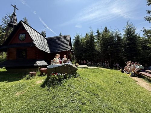 Dzien-Patrona-–-wedrowka-uczniow-klas-IV-VIII-sladami-Jana-Pawla-II-na-Turbacz-4