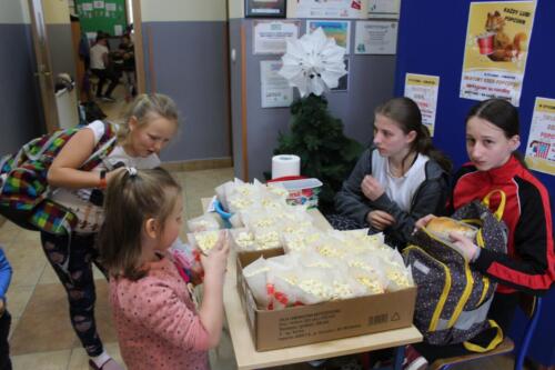 Uczniowie-podczas-akcji-Dzien-Popcornu-9