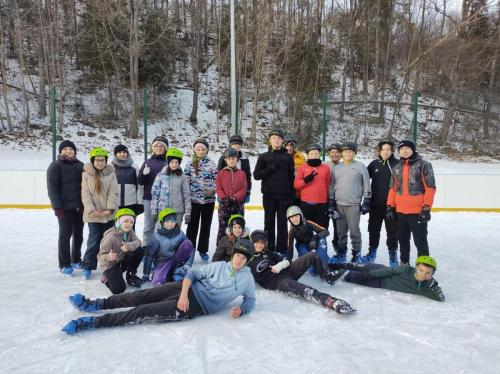Uczniowie-podczas-Dnia-Sportow-Zimowych-na-gminnym-lodowisku-w-Niedzicy-1