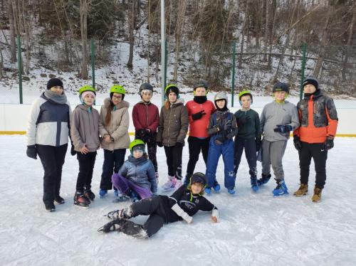 Uczniowie-podczas-Dnia-Sportow-Zimowych-na-gminnym-lodowisku-w-Niedzicy-2