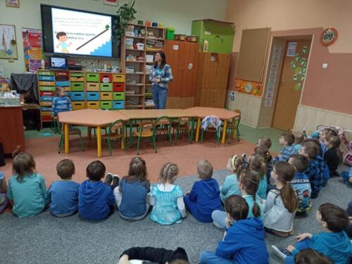 Przedszkolaki-na-niebiesko-podczas-Dnia-Swiadomosci-Autyzmu-2