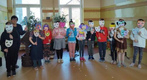 Uczniowie-kl.-I-III-z-maskami-wykonanymi-z-okazji-Dnia-Teatru-5