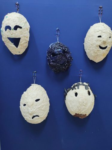 Maski-wykonane-przez-uczniow-z-okazji-Dnia-Teatru-2