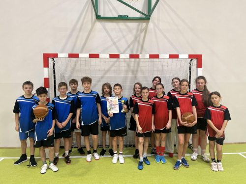 Reprezentacja-chlopcow-i-dziewczyn-podczas-gminnych-zawodow-sportowych-w-pilke-koszykowa-we-Frydmanie