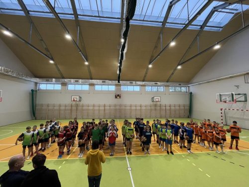 Reprezentacje-gruzyn-podczas-gminnych-zawodow-sportowych-w-pilke-koszykowa-we-Frydmanie
