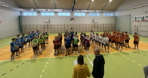 Gminne-zawody-w-koszykowke-dla-uczniow-klas-7-i-8-we-Frydmanie-1