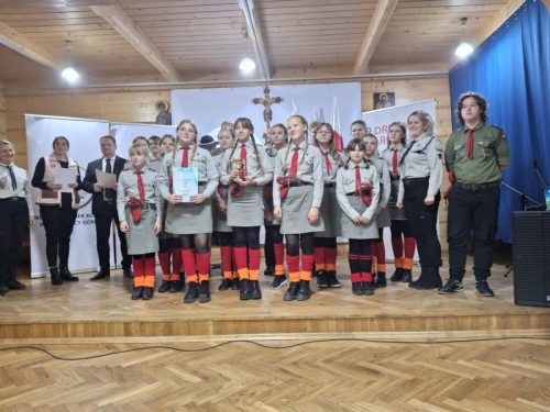 Uczniowie-klasy-I-podczas-realizacji-peojektu-Mala-Ksiazka-Wielki-Czlowiek