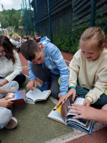 Uczniowie-i-przedszkolaki-podczas-akcji-Jak-nie-czytam-jak-czytam-na-boisku-wielofunkcyjnym-10