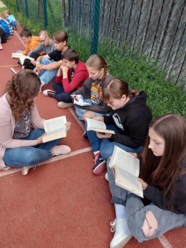 Uczniowie-i-przedszkolaki-podczas-akcji-Jak-nie-czytam-jak-czytam-na-boisku-wielofunkcyjnym-5