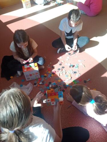 Uczniowie-podczas-zabaw-konstrukcyjnych-z-Klockami-Wafle-Laboratoria-Przyszlosci-16