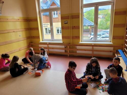 Uczniowie-podczas-zabaw-konstrukcyjnych-z-Klockami-Wafle-Laboratoria-Przyszlosci-3