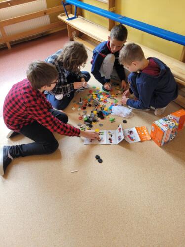Uczniowie-podczas-zabaw-konstrukcyjnych-z-Klockami-Wafle-Laboratoria-Przyszlosci-5