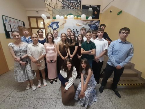 Uczniowie-klasy-VIII-i-VII-podczas-Komersu-zdjecie-grupowe
