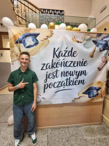 Uczniowie-klasy-VIII-podczas-Komersu-1