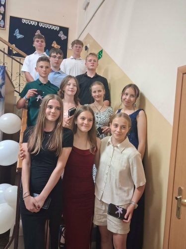Uczniowie-klasy-VIII-podczas-Komersu-zdjecie-grupowe-na-schodach