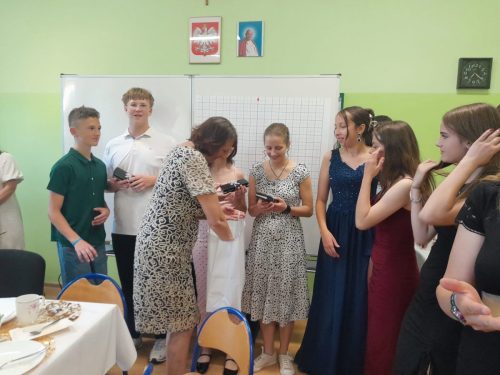 Uczniowie-klasy-VIII-podczas-wrecznia-upominkow-przez-byla-wywowawczynie-z-klas-I-III
