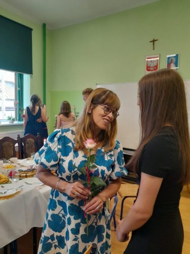 Uczniowie-wreczaja-roze-nauczycielom-podczas-Komersu-7