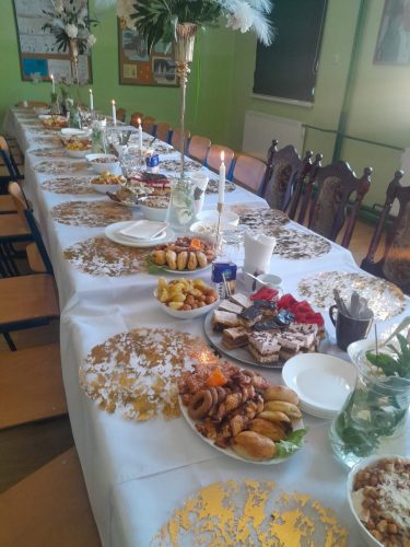 Zastwiony-stol-dla-nauczycieli-i-rodzicow-podczas-Komersu