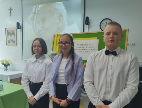 Uczniowie-reprezentujacy-szkole-w-Miedzyszkolnym-Powiatowym-Konkursie-Recytatorskim-Utworow-Jana-Pawla-II-w-Kroscienku-1