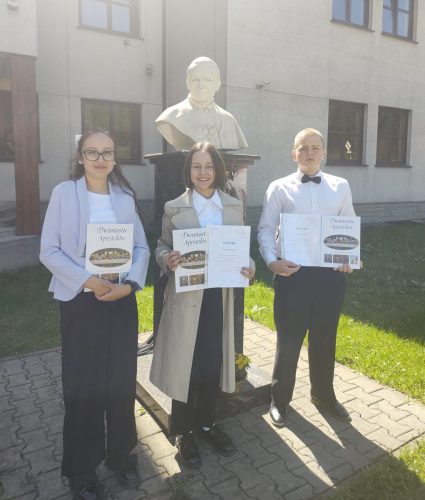 Uczniowie-reprezentujacy-szkole-w-Miedzyszkolnym-Powiatowym-Konkursie-Recytatorskim-Utworow-Jana-Pawla-II-w-Kroscienku-2