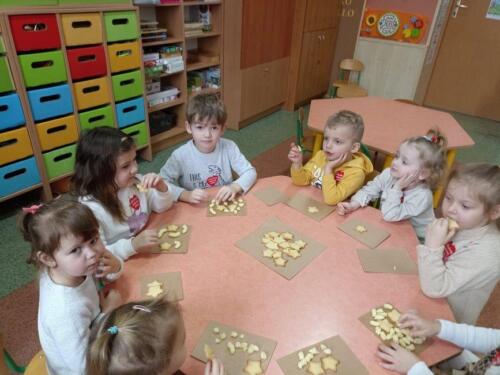 Dzieci-podczas-kremowego-sniadanka-klasowego-3