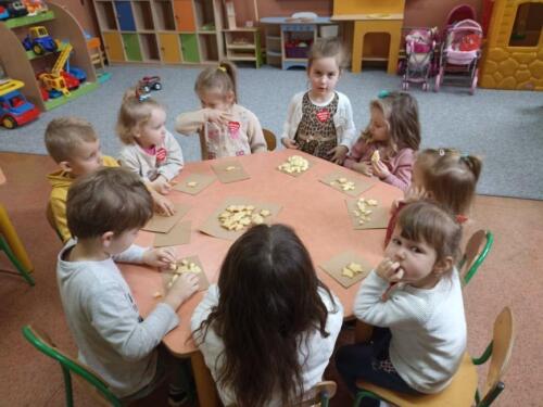 Dzieci-podczas-kremowego-sniadanka-klasowego-4