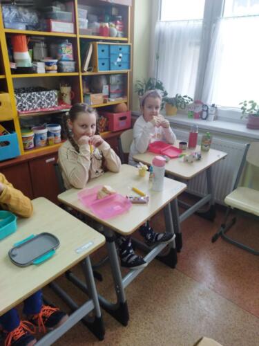 Dzieci-podczas-kremowego-sniadanka-klasowego-7