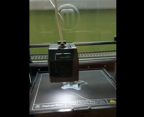 Uczniowie-klasy-VI-podczas-drukowania-drukarka-3D-Laboratoria-Przyszlosci-1