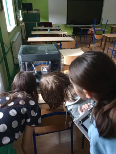 Uczniowie-klasy-VI-podczas-drukowania-drukarka-3D-Laboratoria-Przyszlosci-2