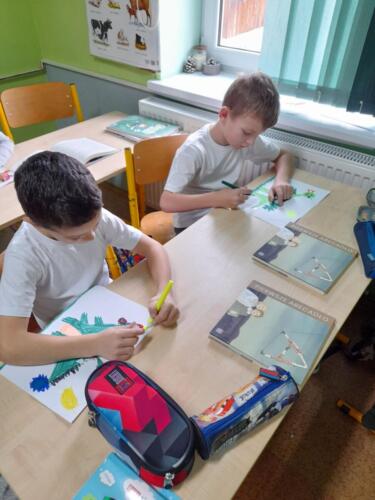 Dzieci-wykonuja-technika-kolaz-ilustracje-smokow-w-ramach-projektu-Mala-ksiazka Wielki-czlowiek-5
