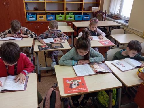 Uczniowie-klasy-I-podczas-realizacji-projektu-Mala-Ksiazka-Wielki-Czlowiek-2