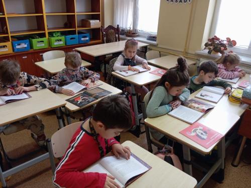 Uczniowie-klasy-I-podczas-realizacji-projektu-Mala-Ksiazka-Wielki-Czlowiek-3