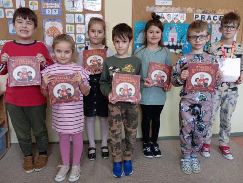 Uczniowie-klasy-I-podczas-realizacji-projektu-Mala-Ksiazka-Wielki-Czlowiek-4