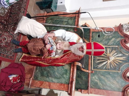 Przedszkolaki-podczas-spotkania-z-Sw.-Mikolajem-w-kosciele-10