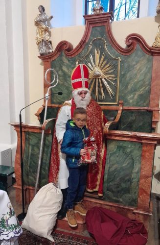 Przedszkolaki-podczas-spotkania-z-Sw.-Mikolajem-w-kosciele-11