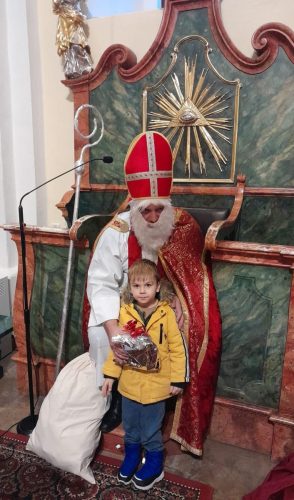 Przedszkolaki-podczas-spotkania-z-Sw.-Mikolajem-w-kosciele-12