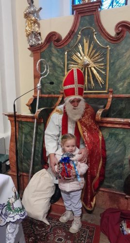 Przedszkolaki-podczas-spotkania-z-Sw.-Mikolajem-w-kosciele-13