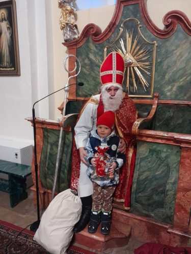 Przedszkolaki-podczas-spotkania-z-Sw.-Mikolajem-w-kosciele-14