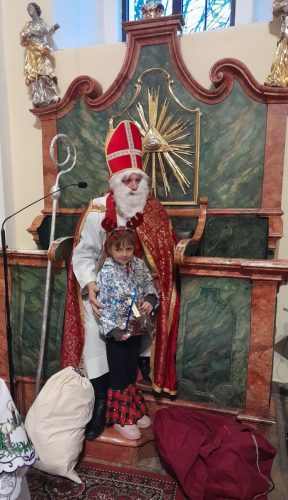 Przedszkolaki-podczas-spotkania-z-Sw.-Mikolajem-w-kosciele-16